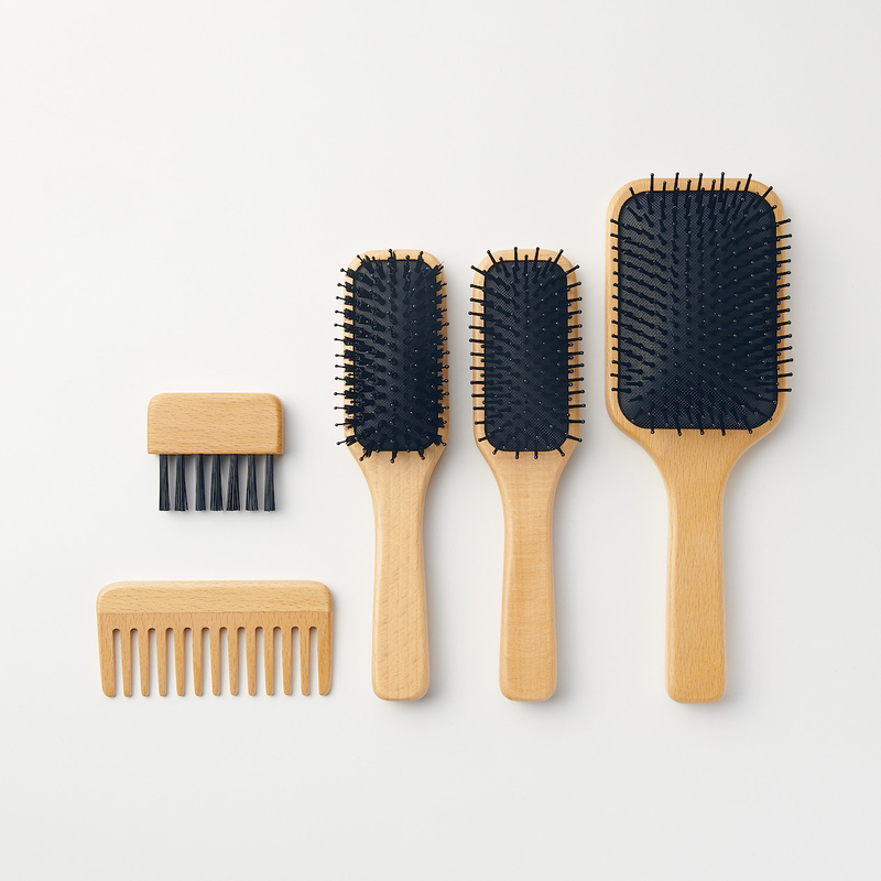 Wooden brush outlet for hair